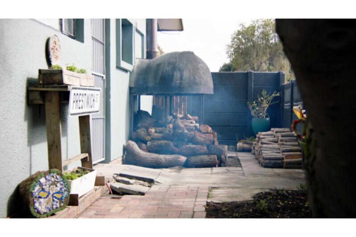 Suzies Huis Restaurant Bed And Breakfast Cape Town Exterior photo